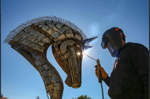 Peykersazê Kurd li Wanê ji asinên kevin peykeran çê dike